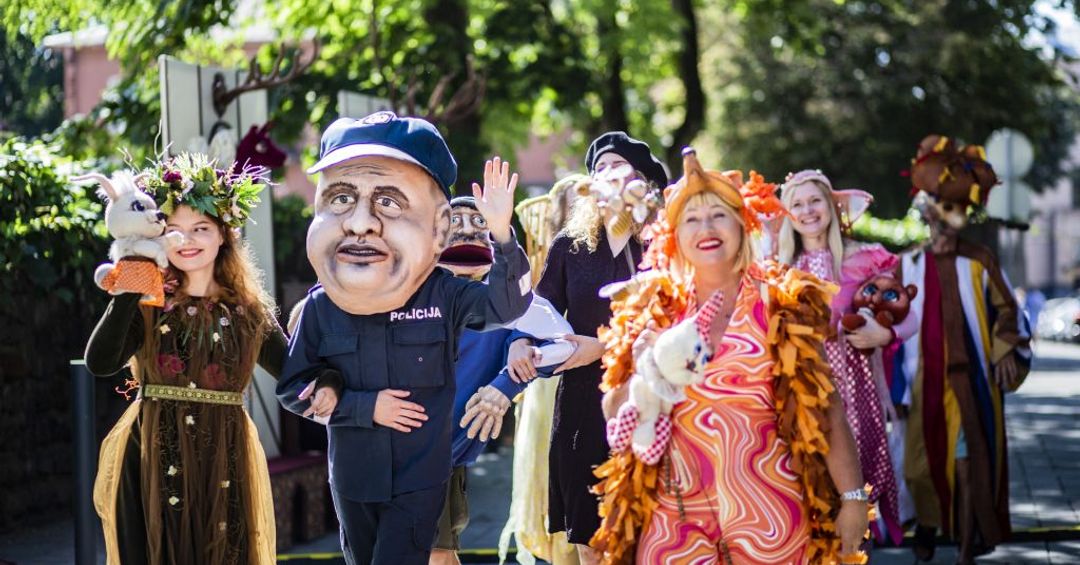 Kauno lėlių teatro foto saulėtoje gatvėje